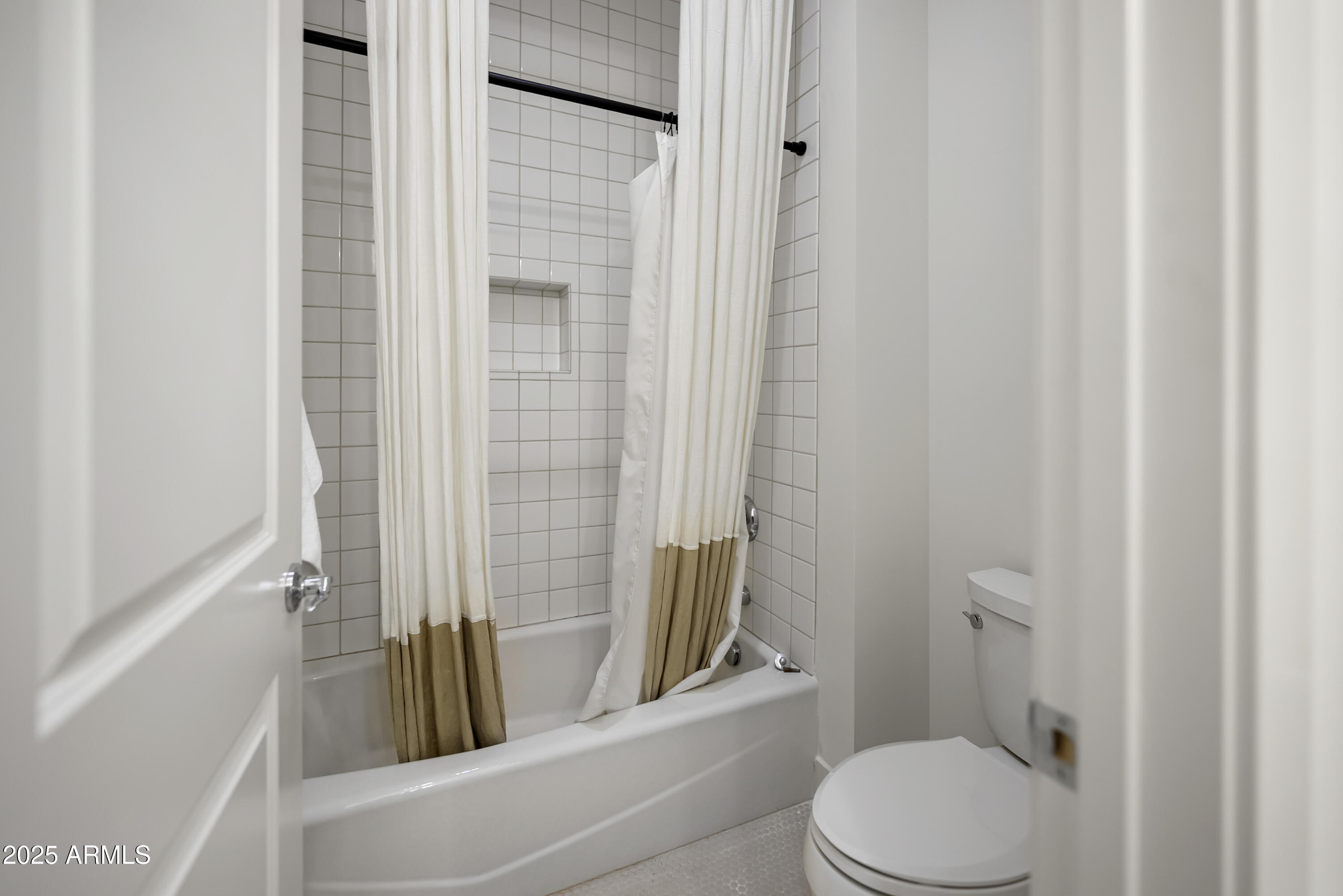 2753 East Hummingbird Way Gilbert, AZ 85297 - Photo 25 of 44 a bathroom with a toilet and a bathtub