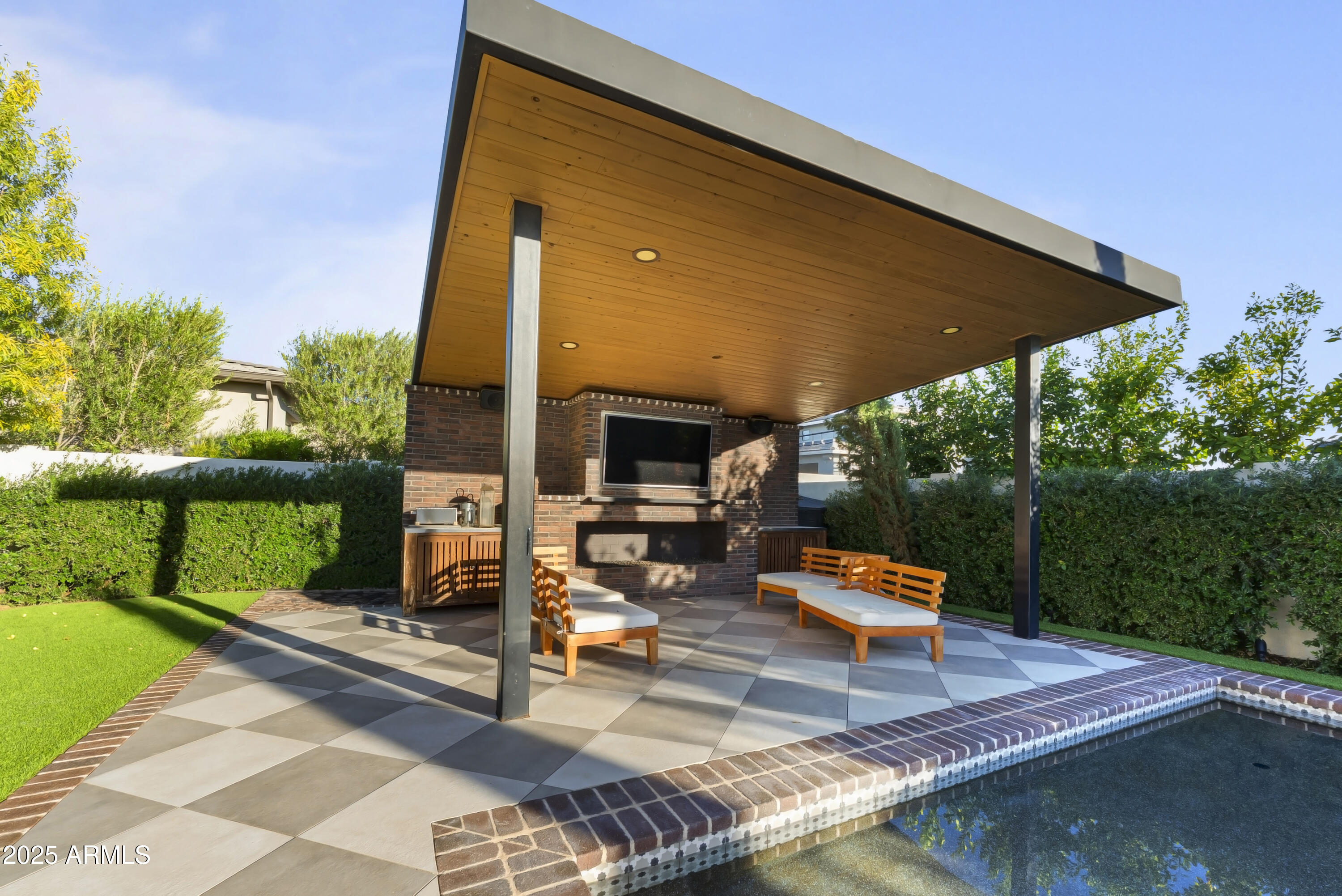 2753 East Hummingbird Way Gilbert, AZ 85297 - Photo 4 of 44 a wooden bench sitting in front of a building