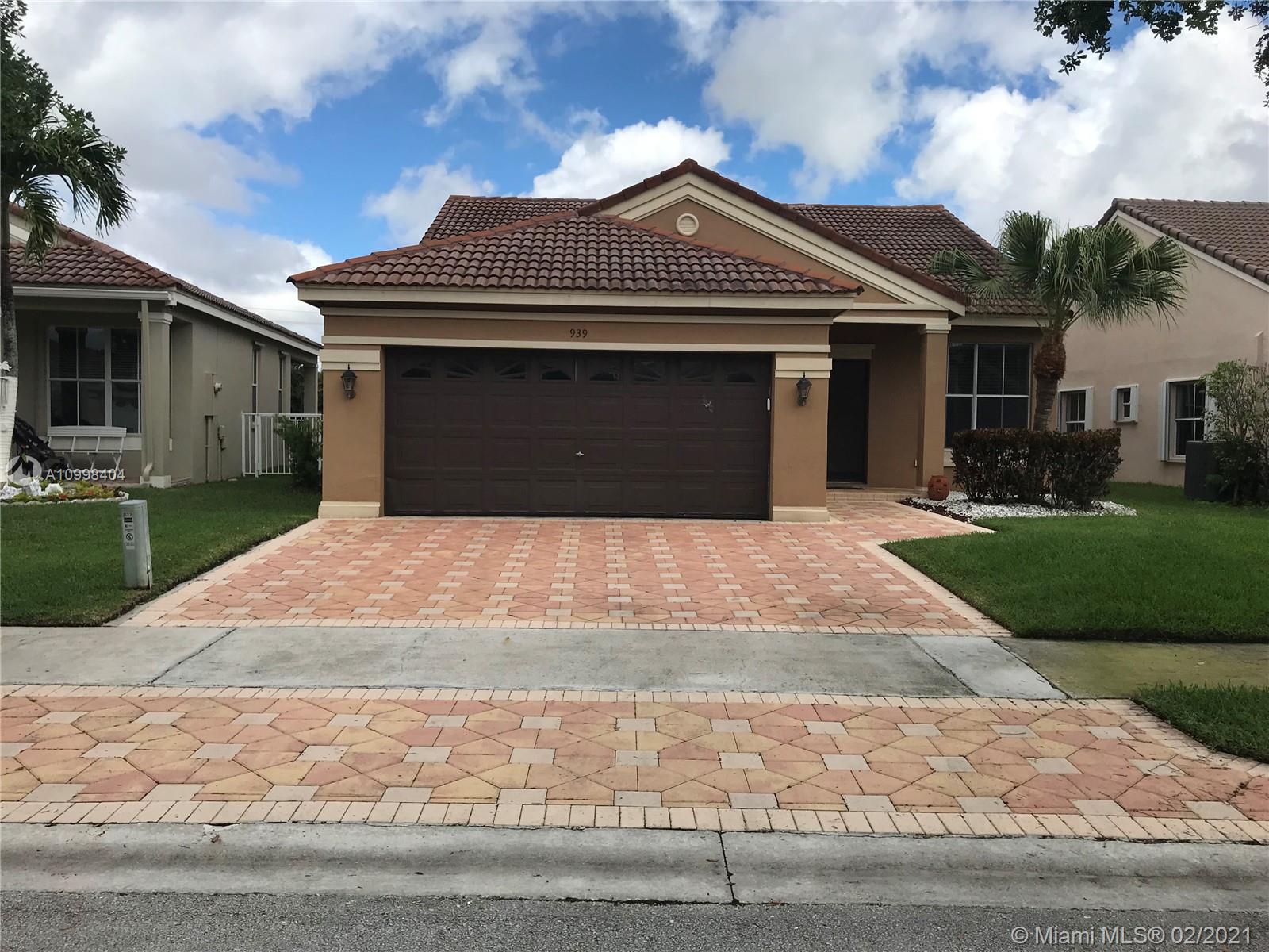 939 Falling Water Road Weston, FL 33326 - Photo 3 of 69