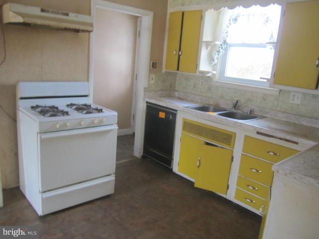 2432 Holly Neck Road Baltimore, MD 21221 - Photo 8 of 27 a utility room with a stove a washer and dryer