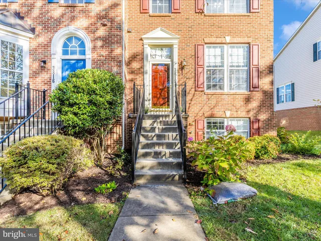 a view of a house with backyard and garden