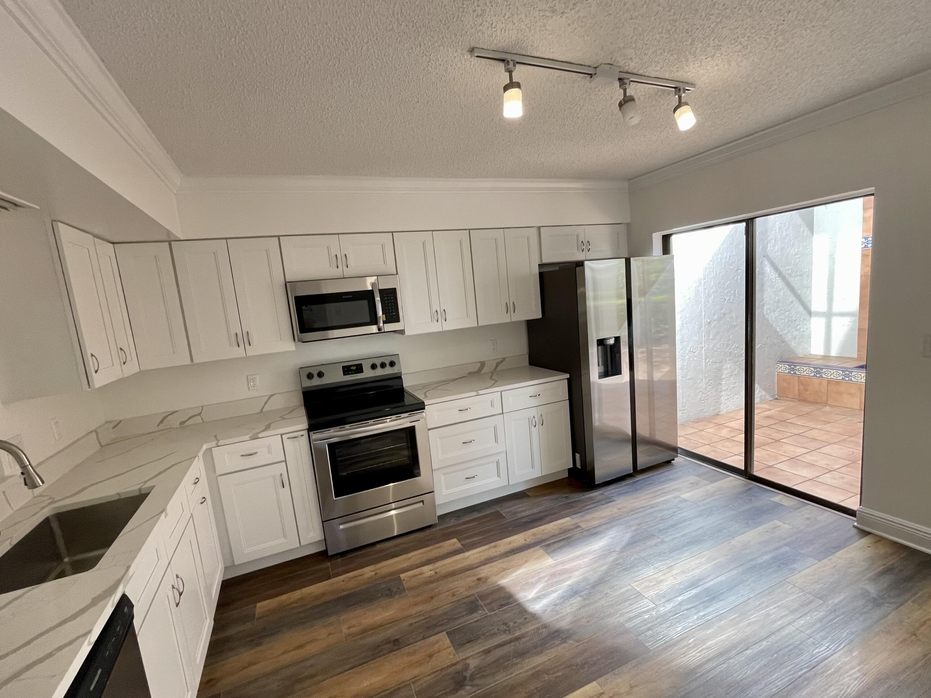 6740 Canary Palm Circle Boca Raton, FL 33433 - Photo 4 of 21 CAD29B06-1141-454B-8658-B59BD08E88E6