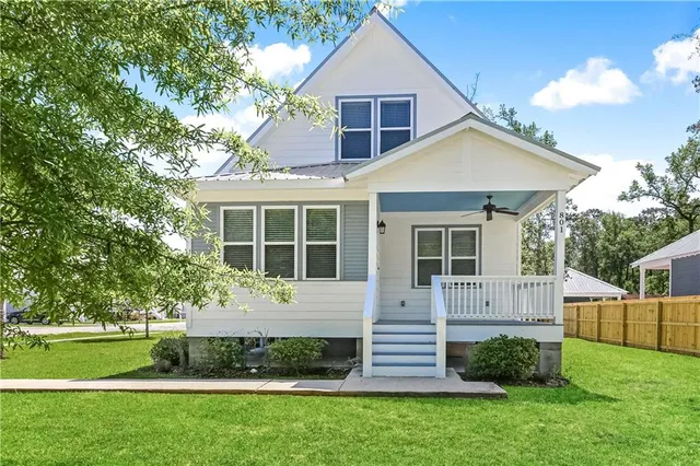 $2,100 | 801 Coffee Street, Mandeville, LA 70448