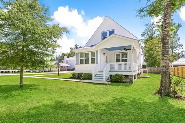 $2,100 | 801 Coffee Street, Mandeville, LA 70448