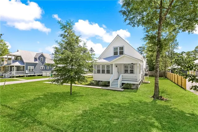 $2,100 | 801 Coffee Street, Mandeville, LA 70448