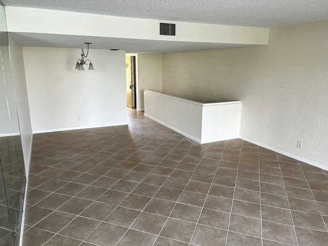 $1,800 | 2828 Tennis Club Drive, Unit 207, West Palm Beach, FL 33417