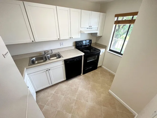 $1,800 | 2828 Tennis Club Drive, Unit 207, West Palm Beach, FL 33417