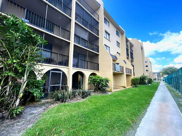 $1,800 | 2828 Tennis Club Drive, Unit 207, West Palm Beach, FL 33417