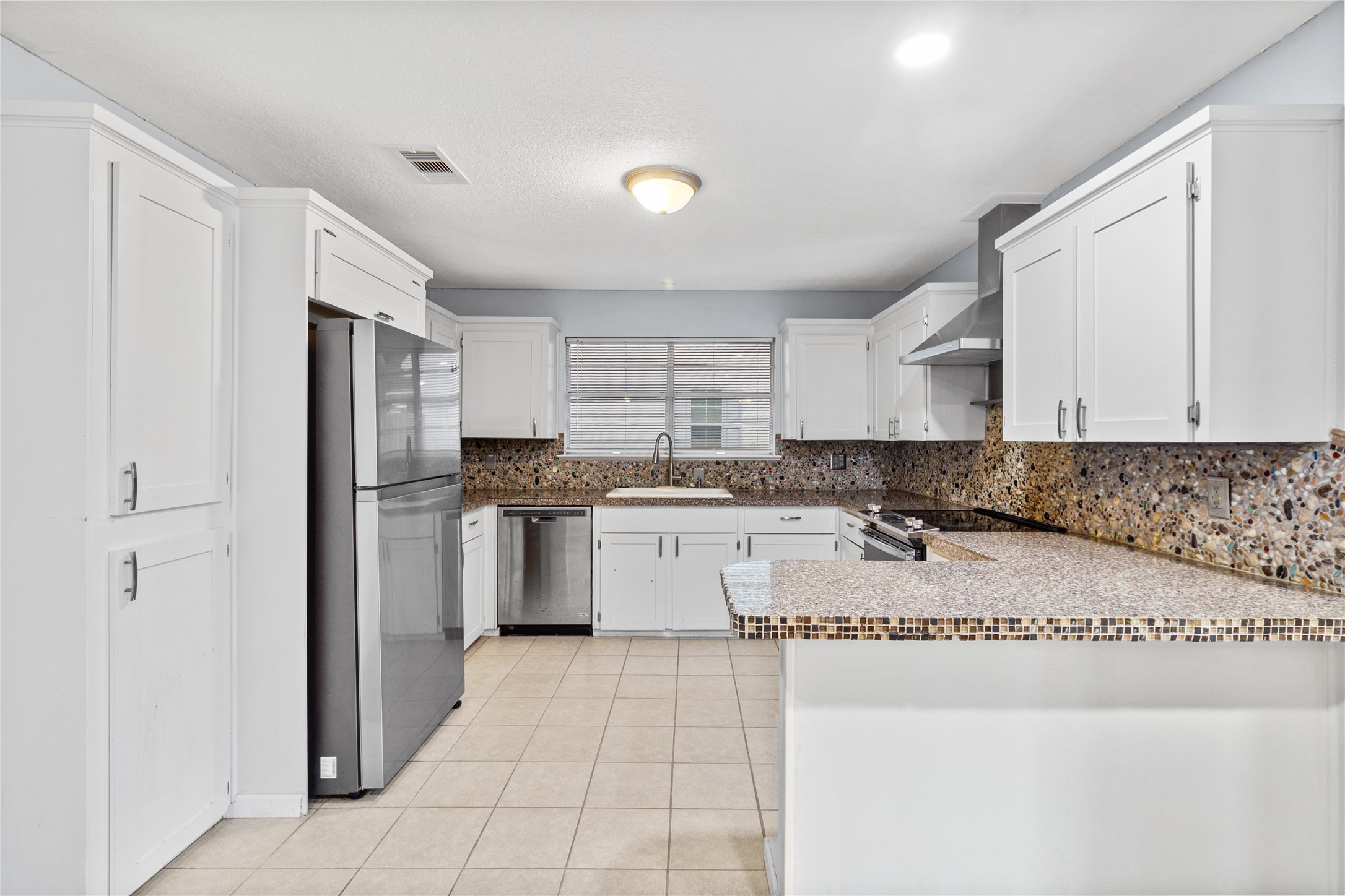 416 East Myrtle Street Angleton, TX 77515 - Photo 10 of 22