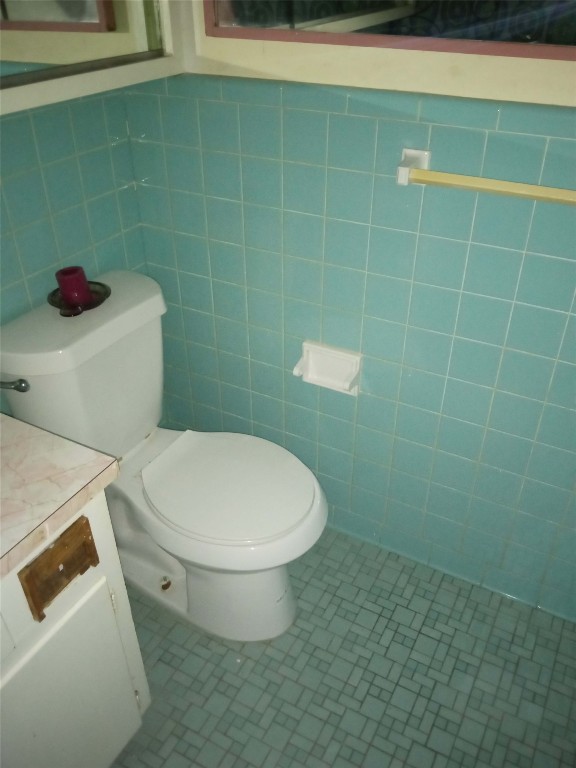 905 Neans Drive Austin, TX 78758 - Photo 26 of 40 a bathroom with a toilet and a sink