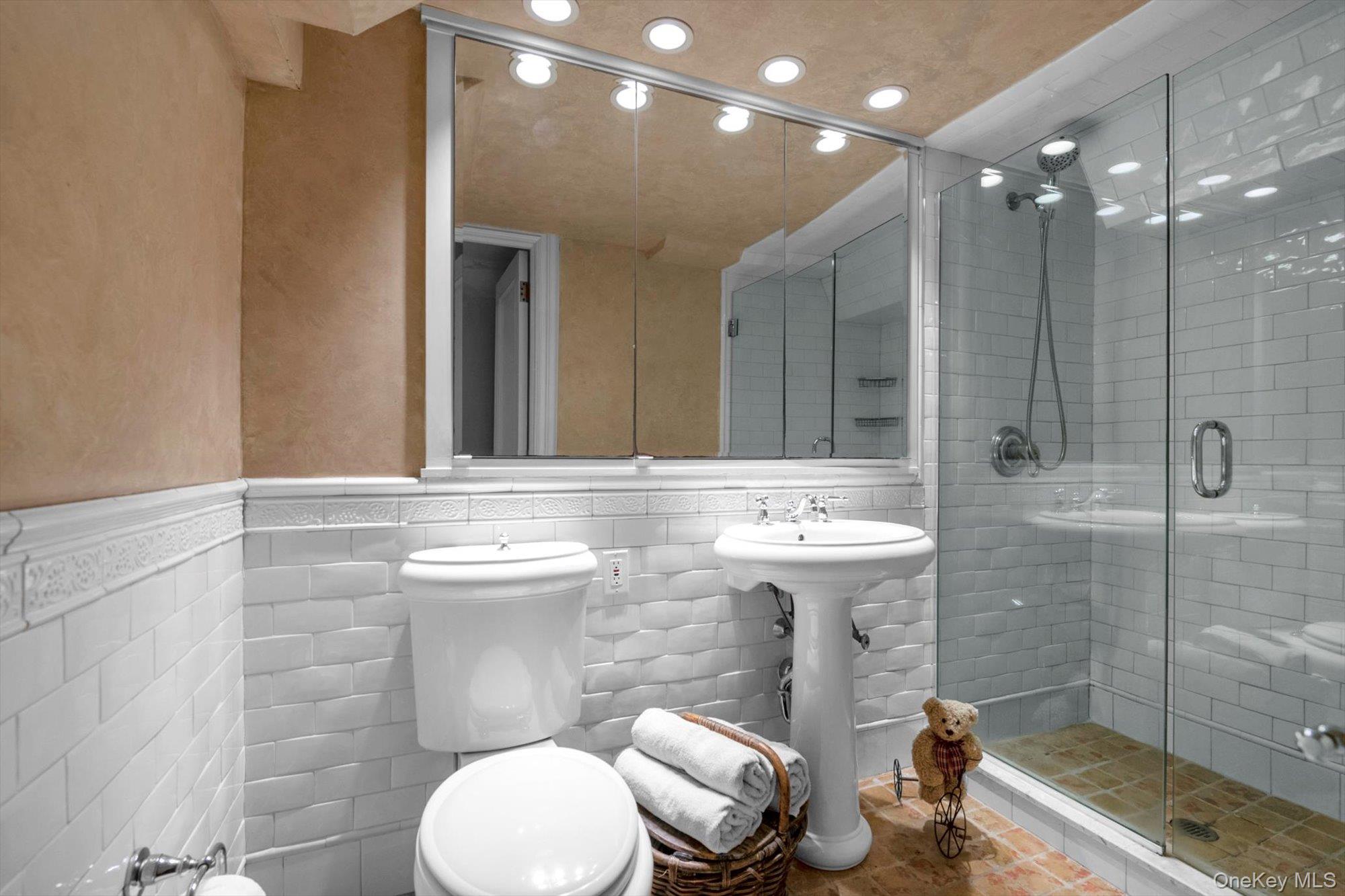 183 Mill Spring Road Manhasset, NY 11030 - Photo 22 of 32 Full bath