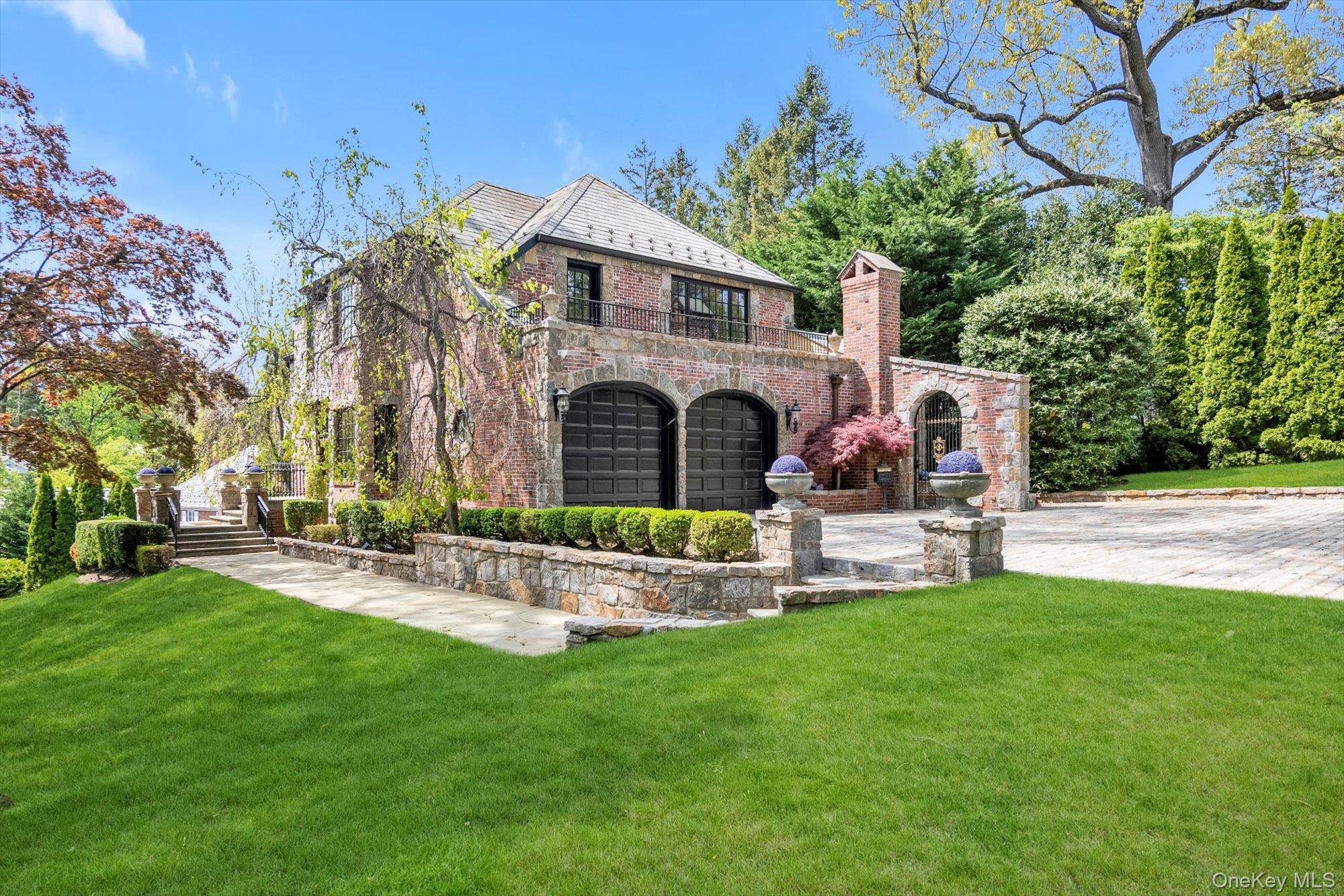 183 Mill Spring Road Manhasset, NY 11030 - Photo 4 of 32 Bluestone courtyard with oversized stone driveway