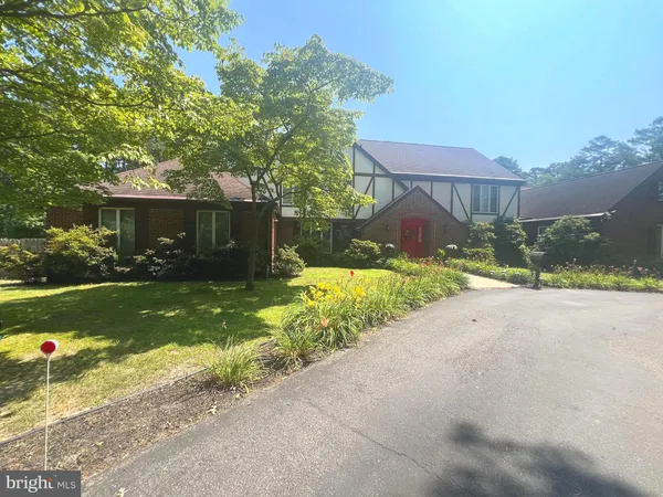 a view of a house with backyard
