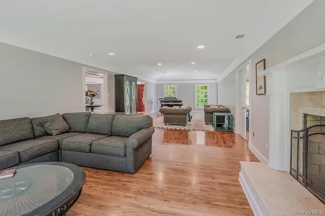 $1,998,000 | 47 Sherwood Gate, Oyster Bay, NY 11771