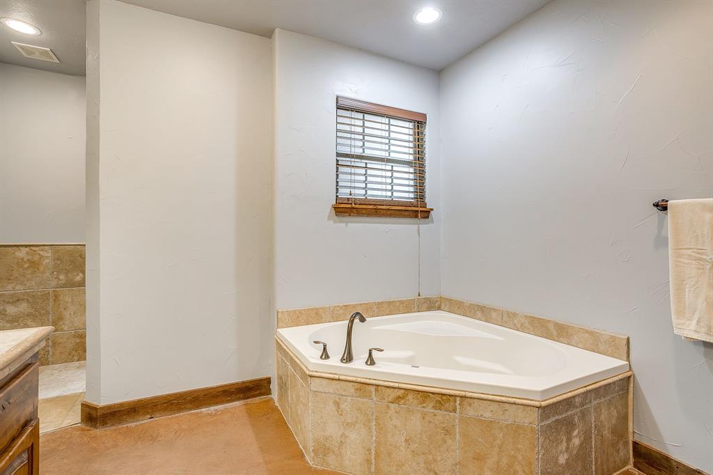 2220 Lazy Bend Road Millsap, TX 76066 - Photo 29 of 36 a bathroom with a bathtub