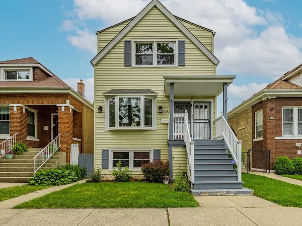 $1,700 | 3841 West Eddy Street, Unit 2, Chicago, IL 60618