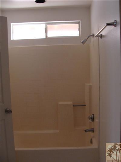 68707 Risueno Road Cathedral City, CA 92234 - Photo 5 of 6 a bathroom with a bathtub