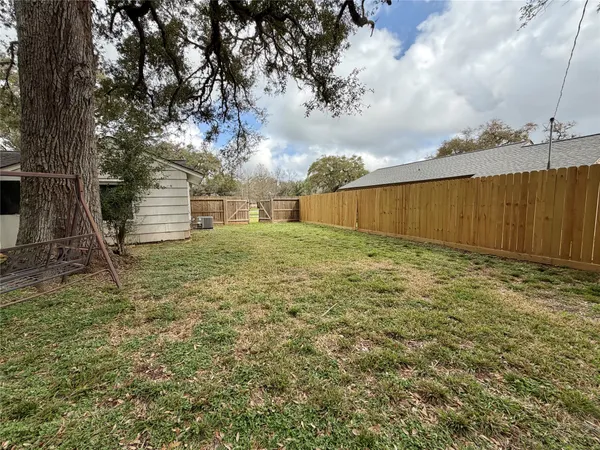 a view of backyard with pathway