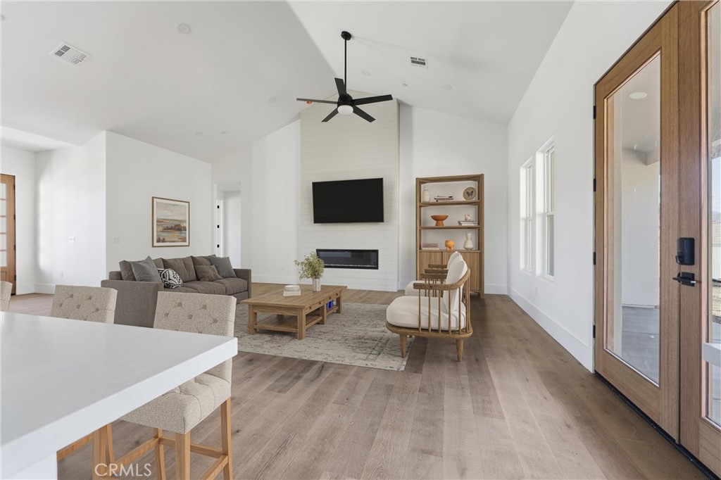24401 Oaktree Court Tehachapi, CA 93561 - Photo 9 of 49 Gallery Image 9