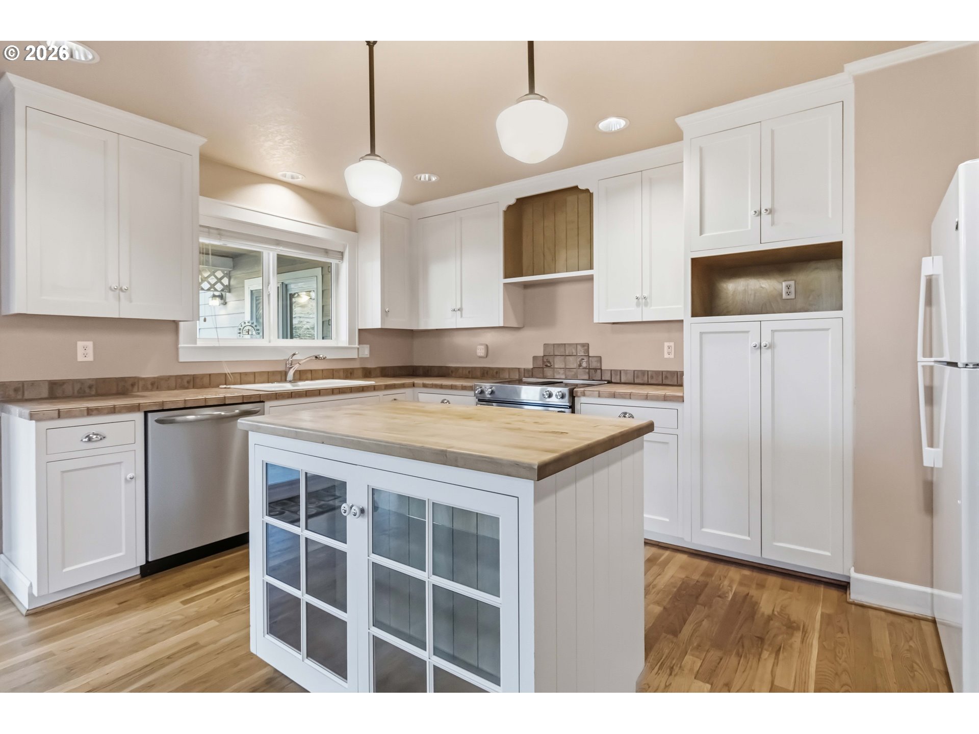 3008 Garfield Street Longview, WA 98632 - Photo 20 of 45 a kitchen with kitchen island granite countertop a sink cabinets and stainless steel appliances