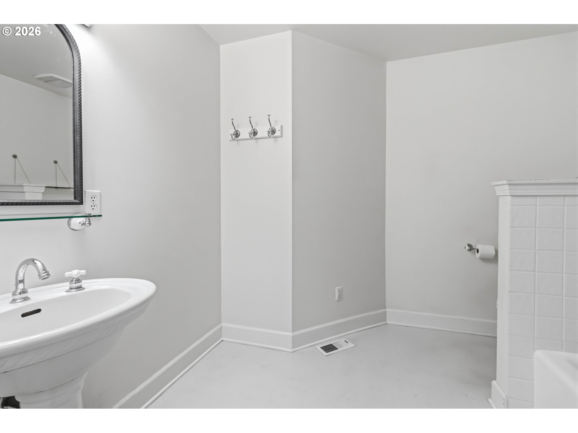 3008 Garfield Street Longview, WA 98632 - Photo 27 of 45 a bathroom with a sink and a mirror