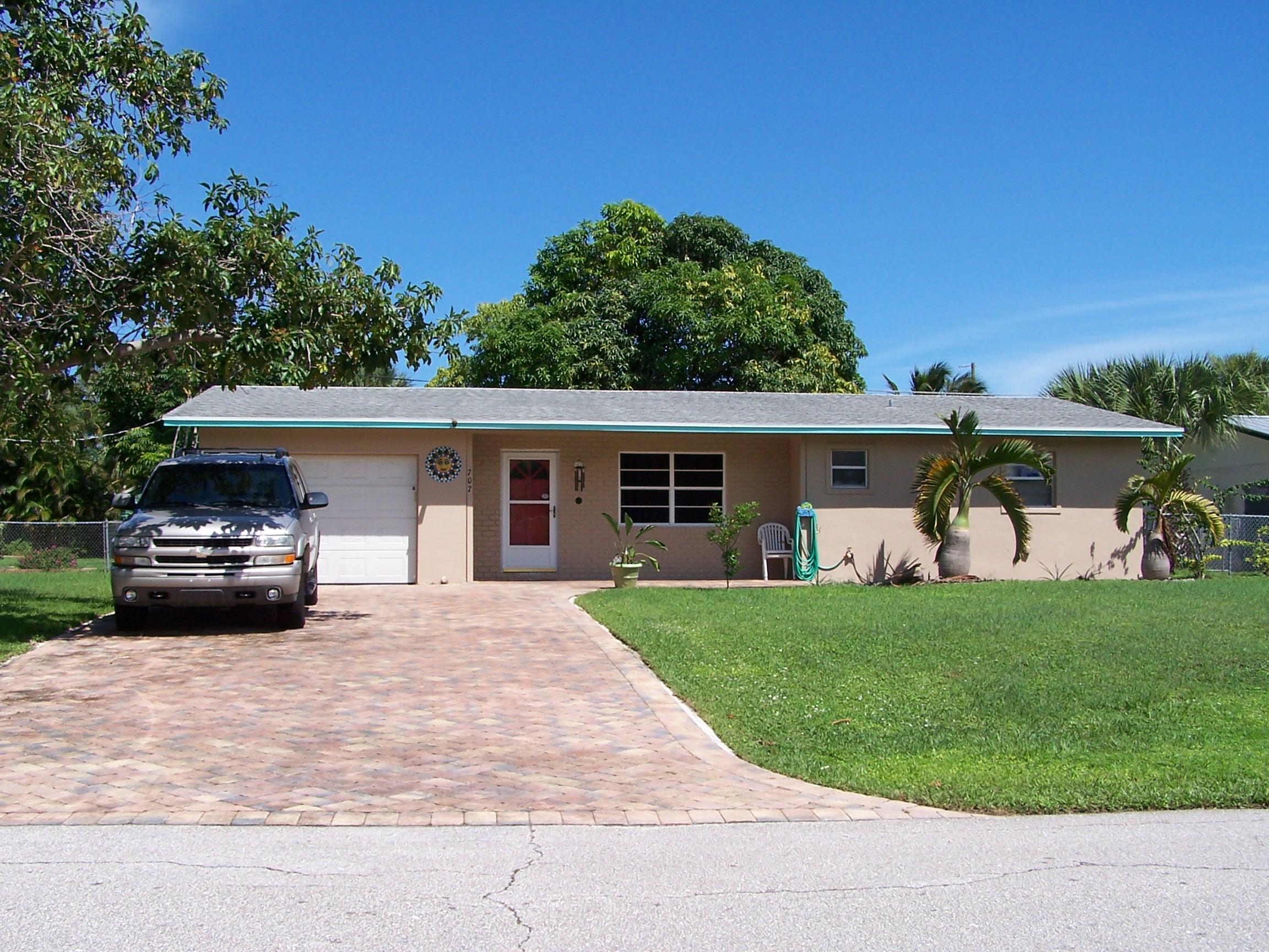 707 Southeast Alamanda Way Stuart, FL 34996 - Photo 2 of 31 100_3405