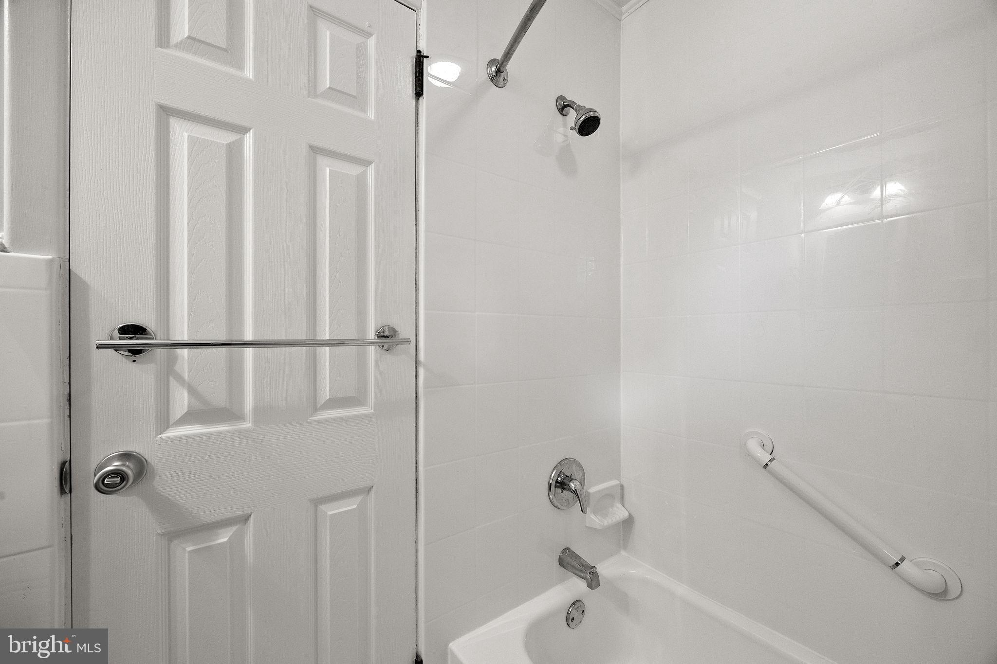 601 Riverview Road Claymont, DE 19703 - Photo 25 of 33 a bathroom with a bathtub
