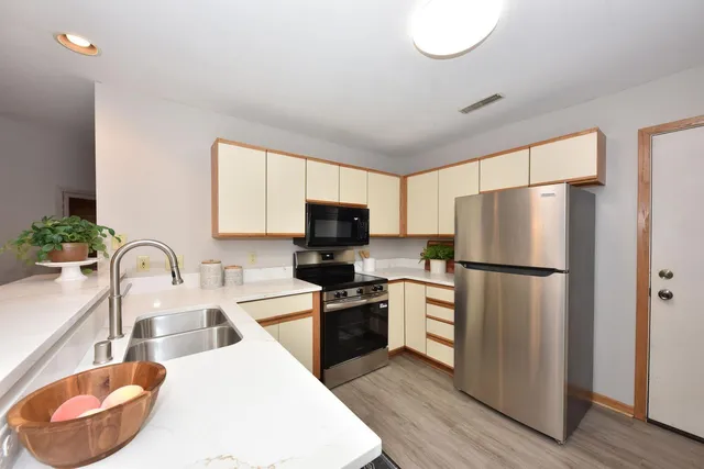 $289,000 | 18575 Brookfield Lake Drive, Unit 61, Brookfield, WI 53045