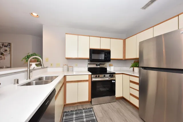 $289,000 | 18575 Brookfield Lake Drive, Unit 61, Brookfield, WI 53045