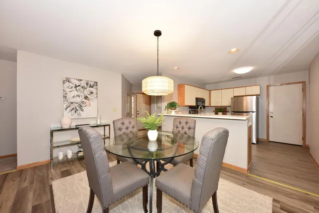 $289,000 | 18575 Brookfield Lake Drive, Unit 61, Brookfield, WI 53045