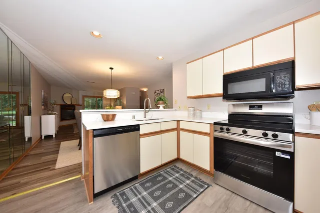 $289,000 | 18575 Brookfield Lake Drive, Unit 61, Brookfield, WI 53045