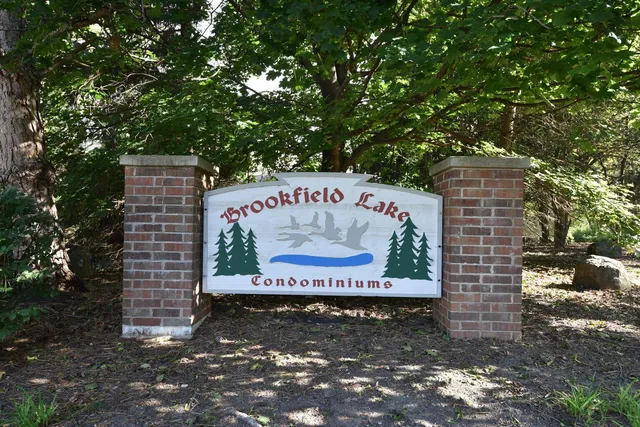 $289,000 | 18575 Brookfield Lake Drive, Unit 61, Brookfield, WI 53045