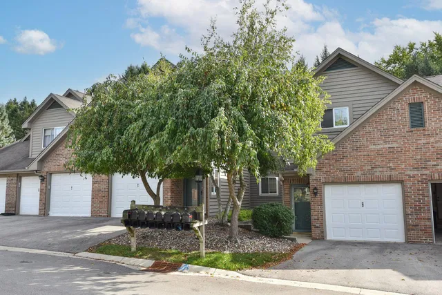 $289,000 | 18575 Brookfield Lake Drive, Unit 61, Brookfield, WI 53045