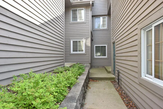 $289,000 | 18575 Brookfield Lake Drive, Unit 61, Brookfield, WI 53045