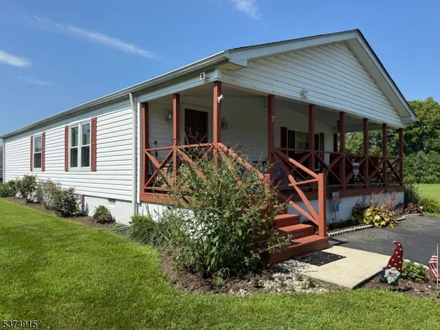a view of a house with backyard and garden