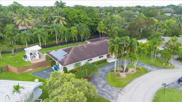 $2,995,000 | 10105 Southwest 71st Avenue, Pinecrest, FL 33156