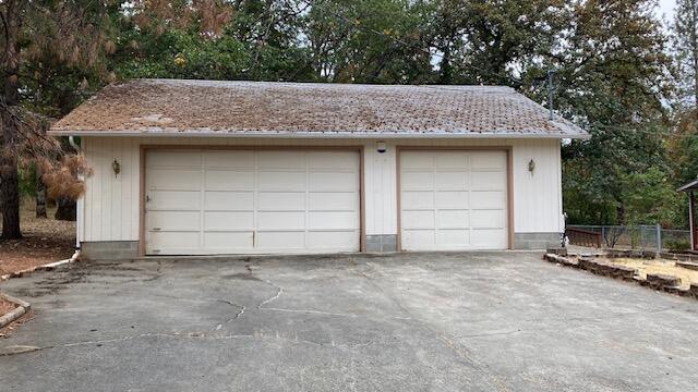 1740 Summit Loop Grants Pass, OR 97527 - Photo 3 of 39 GARAGE EXTERIOR