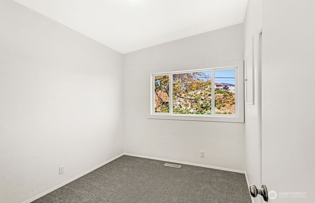 128 West Nelson Road Moses Lake, WA 98837 - Photo 13 of 37 an empty room with a window