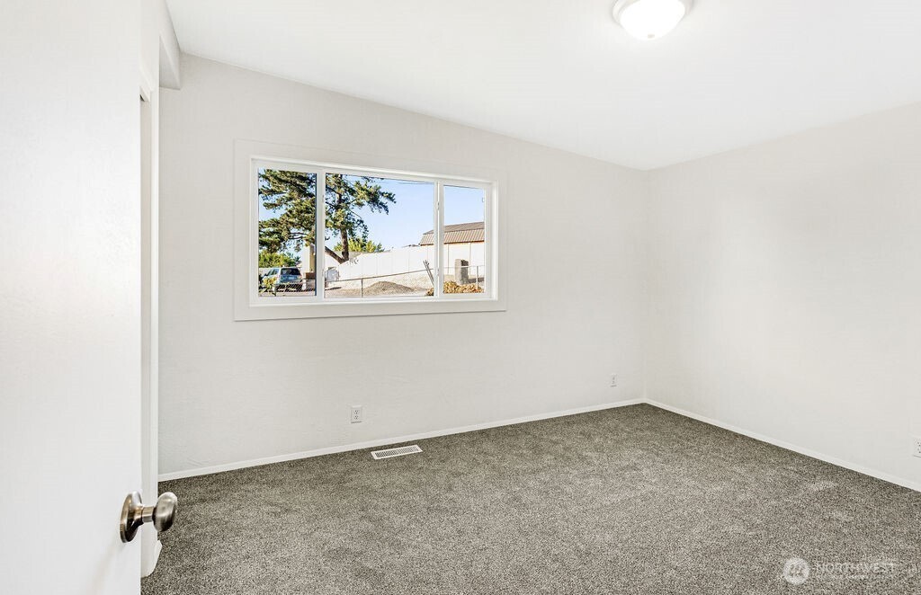 128 West Nelson Road Moses Lake, WA 98837 - Photo 15 of 37 an empty room with windows