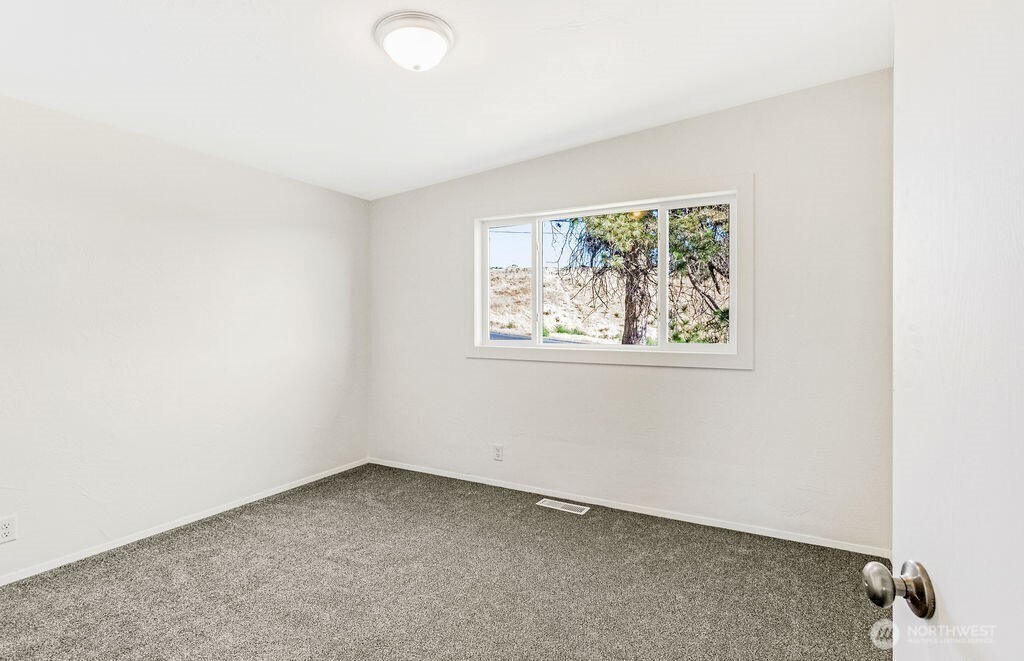 128 West Nelson Road Moses Lake, WA 98837 - Photo 16 of 37 an empty room with a window