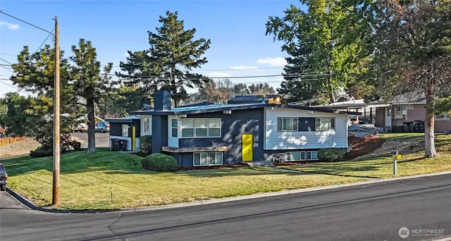 a view of a house with backyard