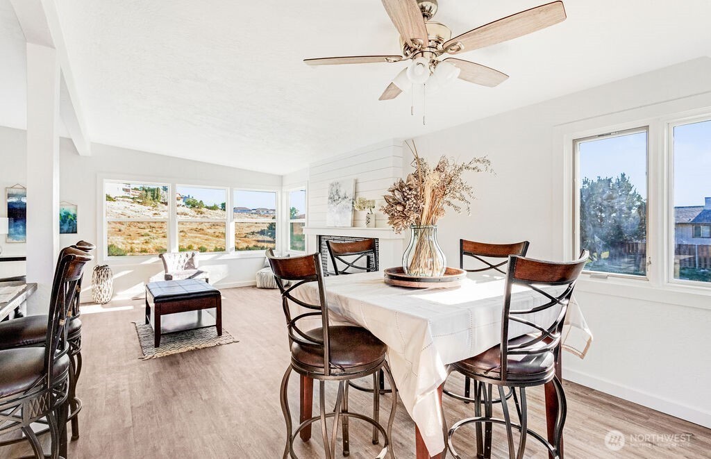 128 West Nelson Road Moses Lake, WA 98837 - Photo 10 of 37 a view of a dining room with furniture window and outside view