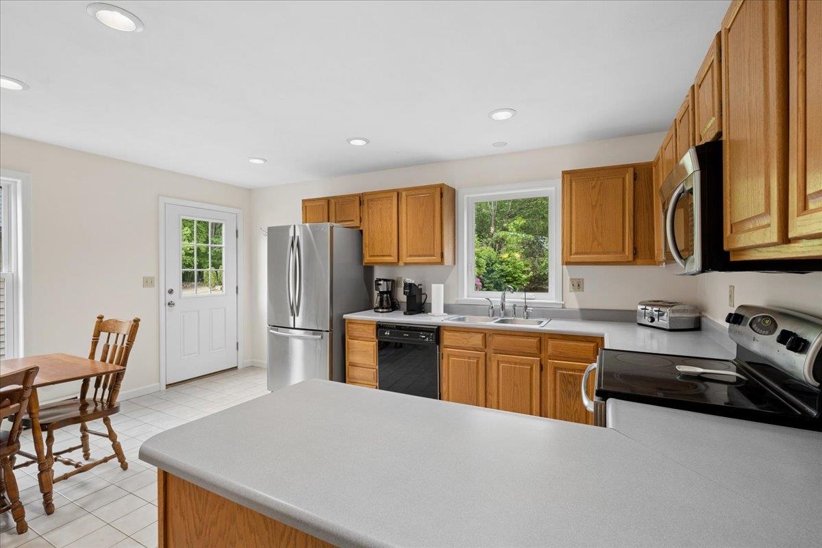 240 Sandown Road Chester, NH 03036 - Photo 11 of 41