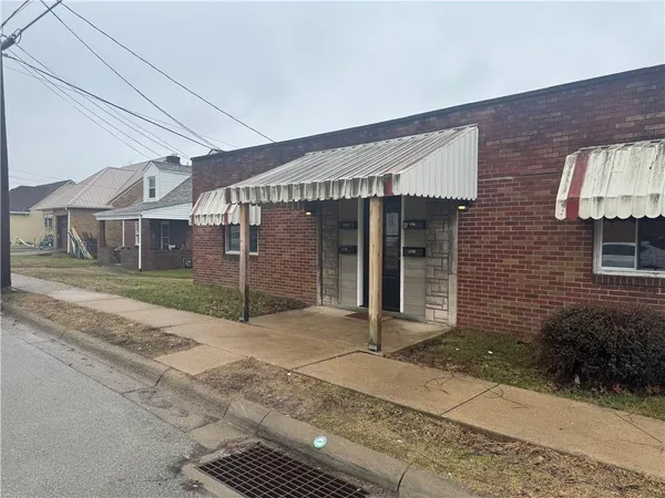 $1,200 | 512 Chestnut Street, Unit B, Springdale, PA 15144