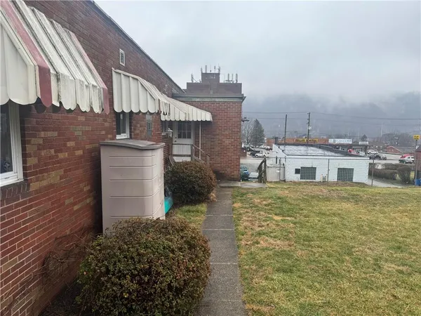 $1,200 | 512 Chestnut Street, Unit B, Springdale, PA 15144