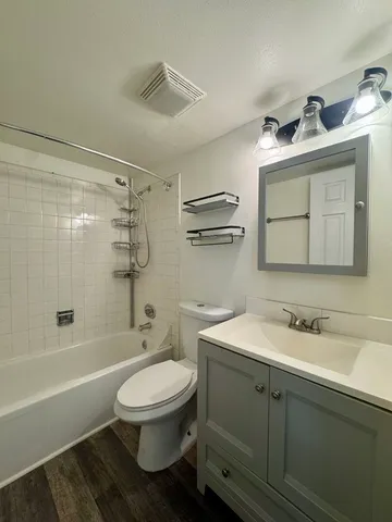 $1,950 | 270 Shorewood Drive, Unit GA, Glendale Heights, IL 60139