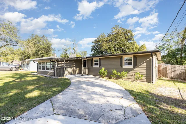 a view of a yard in front of house