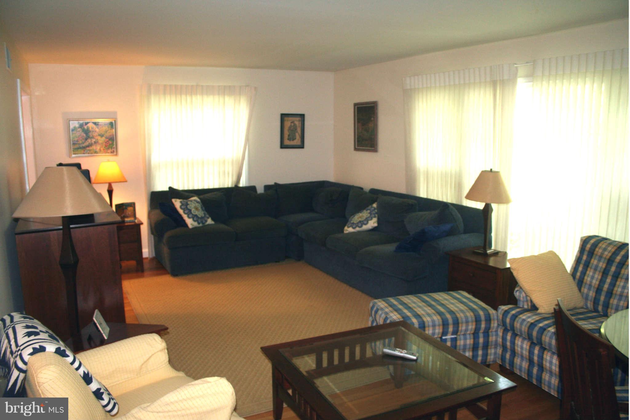 11106 Old Coach Road Potomac, MD 20854 - Photo 8 of 20 Living Room