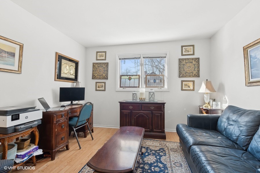 835 Highland Road Frankfort, IL 60423 - Photo 16 of 25 a livingroom with workspace and a couch