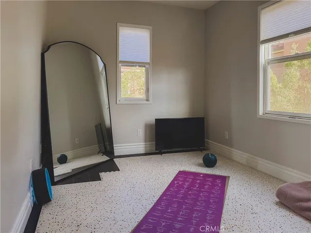 a very nice looking room with a chair